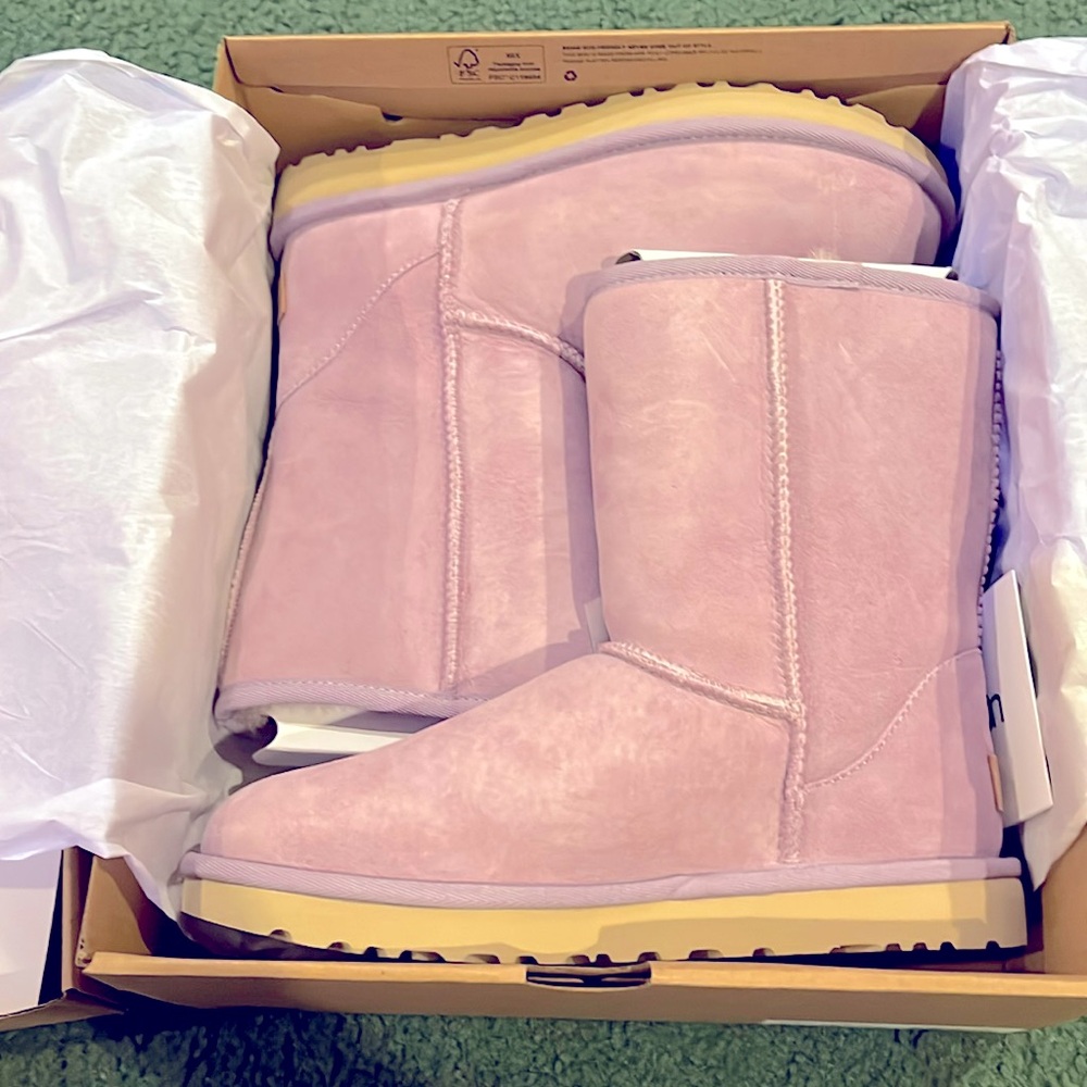 Uggs Classic Short II - LFST (Pink) Size 8
Brand New